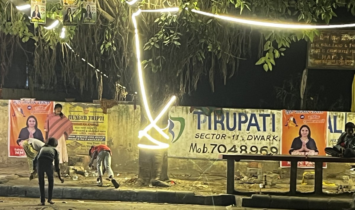 ashokk_7's tweet photo. दिल्ली में हमारी देश की बेटियाँ, मंदिर के सामने किसी और के भंडारे का कचरा उठाती और झाड़ू लगाती दिखीं। क्या बस इसलिए कि उस कचरे को बेचकर उन्हें कुछ पैसे मिल जाएँ। क्या यही भविष्य हम अपनी बेटियों के लिए चाहते हैं? @BJP4India @AamAadmiParty  @DCPDwarka https://t.co/Q8tqS4i7y4