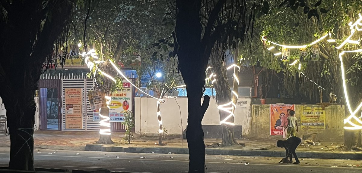 ashokk_7's tweet photo. दिल्ली में हमारी देश की बेटियाँ, मंदिर के सामने किसी और के भंडारे का कचरा उठाती और झाड़ू लगाती दिखीं। क्या बस इसलिए कि उस कचरे को बेचकर उन्हें कुछ पैसे मिल जाएँ। क्या यही भविष्य हम अपनी बेटियों के लिए चाहते हैं? @BJP4India @AamAadmiParty  @DCPDwarka https://t.co/Q8tqS4i7y4