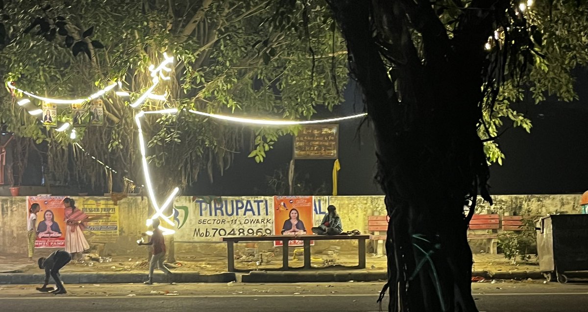ashokk_7's tweet photo. दिल्ली में हमारी देश की बेटियाँ, मंदिर के सामने किसी और के भंडारे का कचरा उठाती और झाड़ू लगाती दिखीं। क्या बस इसलिए कि उस कचरे को बेचकर उन्हें कुछ पैसे मिल जाएँ। क्या यही भविष्य हम अपनी बेटियों के लिए चाहते हैं? @BJP4India @AamAadmiParty  @DCPDwarka https://t.co/Q8tqS4i7y4