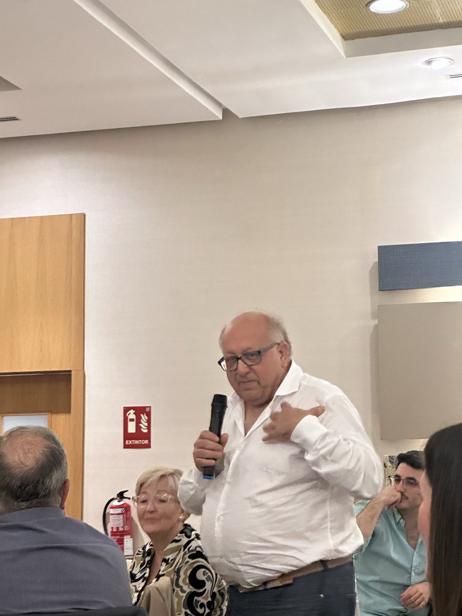 NeumologiaHUVV's tweet photo. Ayer fui un día muy especial para la Neumología, celebramos la jubilación del Dr. Marín, ejemplo de compromiso, trabajo y sobre todo excelente persona. Es una suerte haber trabajado contigo @HUVV_SAS #felizjubilacion @Jvelascogarrido https://t.co/N9sUMnT0wa