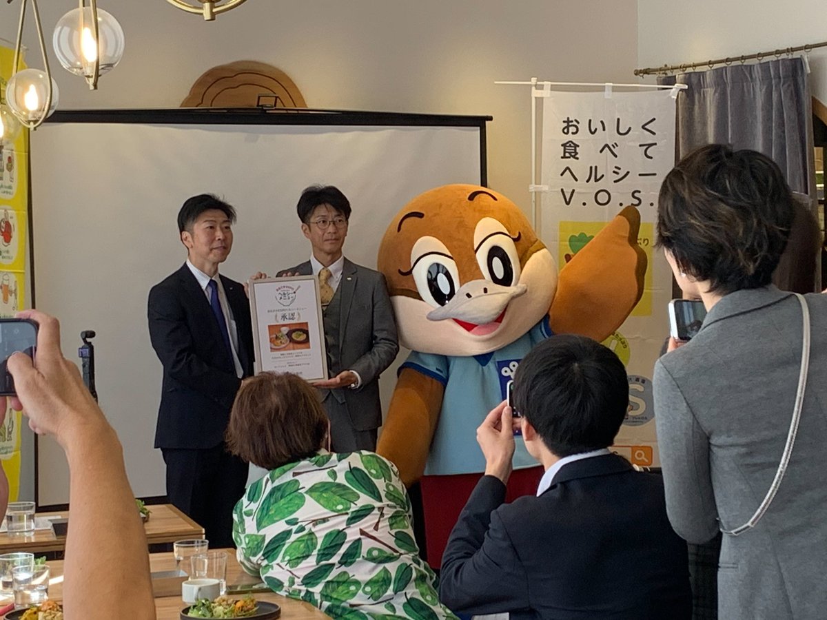 FM802Roundtable's tweet image. #Komaki802 はこのあと23時まで
生放送でお届け中📻⚡️

今夜の #コマキ手帖 で紹介したのは

#大阪市×#ロート製薬×#グリコ×#ロートレシピ のタッグで食事から健康を考える

「おおさかEXPOヘルシーメニュー＋糖質ケア」🍽️

コマキさんもカラダチェック🩻✨
糖化は進んでなかったです…！