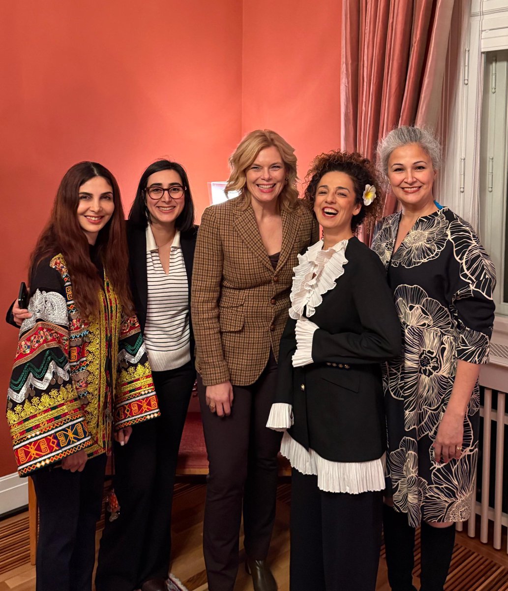 NeddieSoltani's tweet photo. Dass @AlinejadMasih zugleich von links und rechts angegriffen wird, sagt viel!
Eine Frau, die für #Freiheit, #Demokratie und #Partizipation kämpft, ist ja für viele unbequem. Drei versuchte Anschläge des Regimes zeigen, wie sehr ihre Stimme fürchten macht! #WomanLifeFreedom #Mut https://t.co/uV1oyguTOL