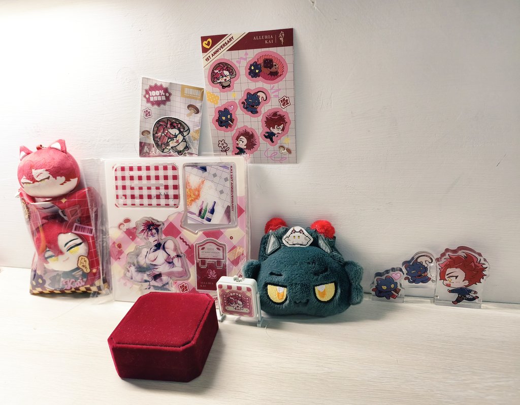 下禮拜要把一些週邊帶回家，想放在櫃子裏可惜 放出來多看看，供起來🤪
看起來很舒服 然後發生以下對話
 M:感覺可以擺出來，把魁慨供起來欸
L:好啊好啊 我們共用一個魁慨
M：好耶，供起來
(腦袋思考)
M:等等 我的供跟你的共一樣嗎?共用一個魁慨???👀
L:喔...www你腦袋轉太快，我根本沒意識到說了什麼🤣