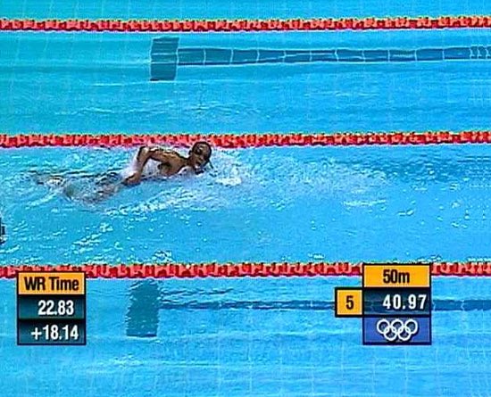 정말로 자유형 경기에서 개헤엄을 친 선수가 있었습니다. 적도기니 출신 ‘무삼바니’ 선수. 적도기니에는 수영장이 없기 때문에, 올림픽 출전을 위해 호텔 10m 수영장에서 연습을 했다고 합니다. 경기 당일, 다른 두 선수가 부정출발로 실격 처리되는 바람에, 홀로 개헤엄으로 완주에 성공합니다.