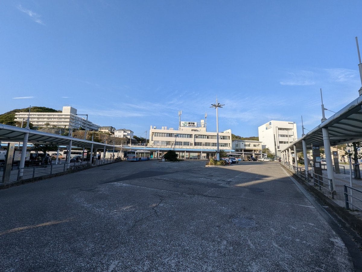 priokuoku's tweet photo. 逗子・葉山駅と逗子駅。逗子駅前で休憩。本当は蘆花記念公園で休憩しようと思ってたんだけど古墳やリスでそれどころではなかったので。... 先客がいたりした都合で場所が無かった。 https://t.co/2Po6WfThyv