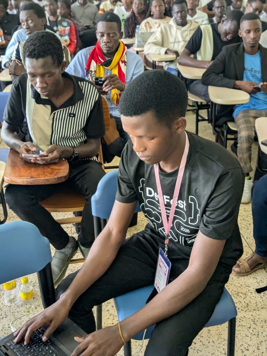 PatrickKaweesi4's tweet image. Sharing knowledge is actually key to someone who wants to grow and develop, the more you share is the more you gain all at #DevFestMbarara proudly sponsored by @GDGCloudMbarara! 
@philldevcoder 
@GilbertAliho