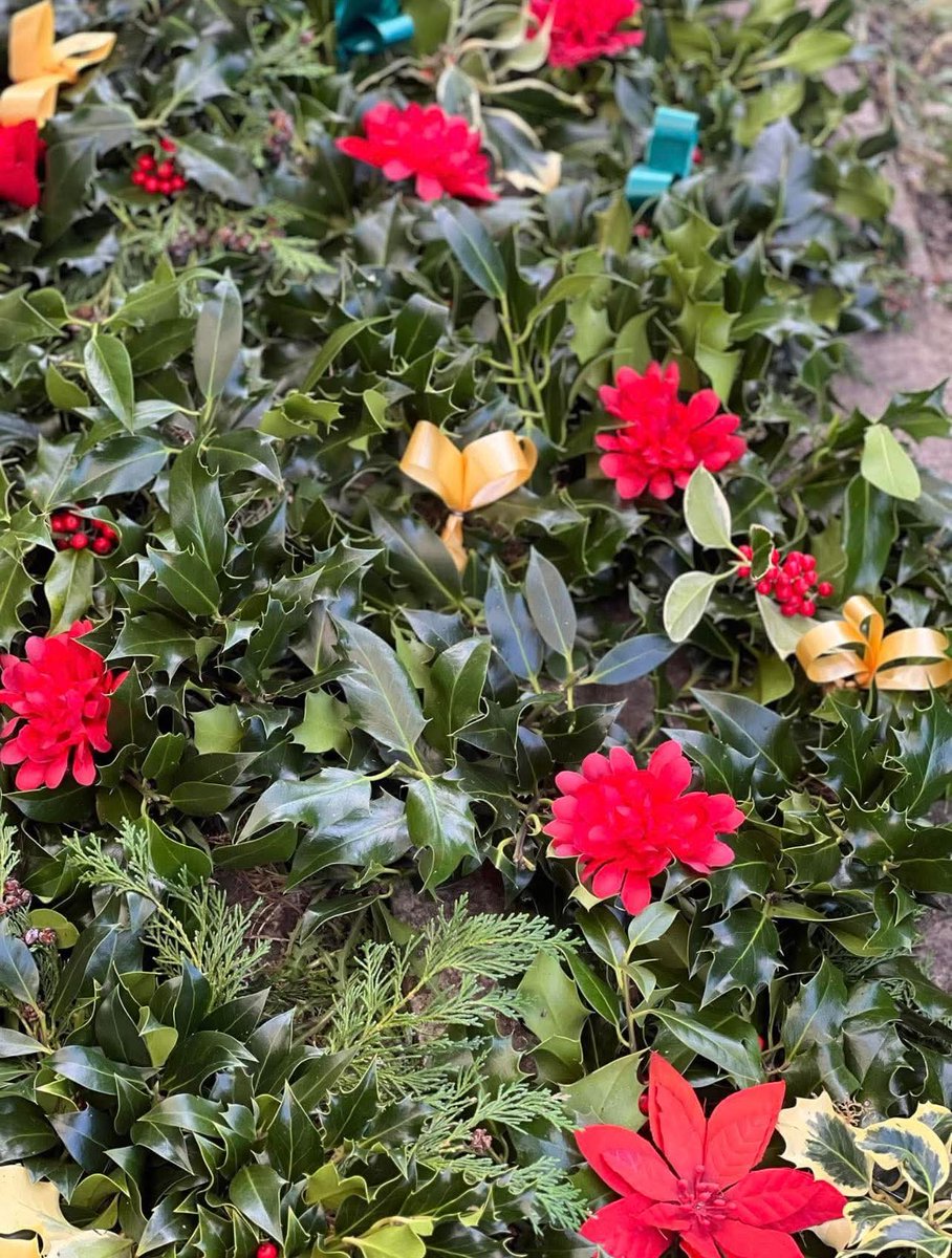 CastellAlunFA's tweet image. Fresh #Christmaswreath orders now being taken too! Collection from @CastellAlun  on Saturday 29th November.

£12 with artificial flowers or £10 no flowers

#Flintshire 

…un-friends-association.sumupstore.com