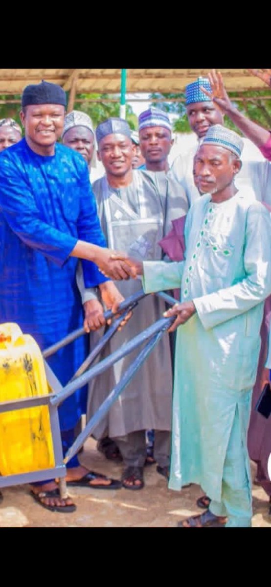 Minikothe3rd's tweet image. The Chairman of Roni Local Government is apparently after the life of this old man. (Allegedly) 🌚

Idan ba kashe tsohon mutane zakayi ba? Ta ya zai iya garuwa dan Allah?

Free Comrade Abiyos now !!!!