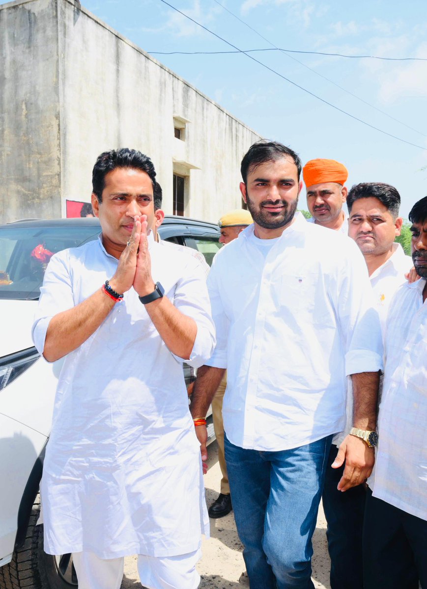 Dc_Nsui's tweet photo. चूरू की शान, किसानों की आवाज़ और ज़मीन से जुड़े नेतृत्व का सबसे बुलंद नाम— @RahulKaswanMP

17 नवंबर को चूरू से जयपुर तक की धरती एक ऐतिहासिक पल की गवाह बनने जा रही है, जब कस्वां जी 500 ट्रैक्टरों के भव्य, विशाल और मजबूत काफ़िले के साथ किसानों के हक़ और हक़ीक़त की लड़ाई को नई ऊँचाई देने निकल रहे ह���ं। यह सिर्फ एक कूच नहीं… यह किसानों की पीड़ा, संघर्ष और उम्मीदों का विराट स्वरूप है।
फसल बीमा से वंचित किसानों का दर्द, सूखी फ़ाइलों में दबी क्लेम की पुकार, खेतों की अनसुलझी समस्याएँ

इन सबको राहुल कस्वां ने संसद में भी उठाया और अब सड़क पर भी उसी मजबूती के साथ सामने ला रहे हैं।
जब बाकी नेता बयान देते हैं, तब कस्वां जी मैदान में उतरते हैं।

जब दूसरे लोग फोटो खिंचवाते हैं, तब कस्वां जी किसानों क�� बीच खड़े मिलते हैं।
उनका नेतृत्व किताबों में नहीं, खेतों की मिट्टी में लिखा जाता है।
चूरू के लोग कहते हैं

नेता तो बहुत देखे, पर किसानों के लिए लड़ने वाला नेता राहुल कस्वां जैसा नहीं देखा।”

17 नवंबर वही भावना 500 ट्रैक्टरों की गरज बनकर जयपुर की ओर बढ़ रही है!
यह कूच किसान शक्ति का प्रतीक है,
यह कूच कस्वां जी के जनसेवा के संकल्प की घोषणा है,

यह कूच सरकार को याद दिलाने वाला सत्य है 

किसान सिर्फ व��ट नही��, देश की रीढ़ है।
चूरू से उठी ये आवाज़ पहले ही लोकसभा चुनाव में पूरे प्रदेश ने देखी है।

स्वयं पूर्व मुख्यमंत्री @ashokgehlot51 जी और प्रदेश कांग्रेस अध्यक्ष @GovindDotasra जी भी इसका जिक्र कर चुके है

आज चूरू का हर खेत, हर किसान, हर युवा—राहुल कस्वां के साथ खड़ा है।
और यह आंदोलन इतिहास लिखने जा रहा है! 🚜
#RahulKaswan #Churu #KisanAndolan #FarmersFirst #KisanEkta
@INCIndia