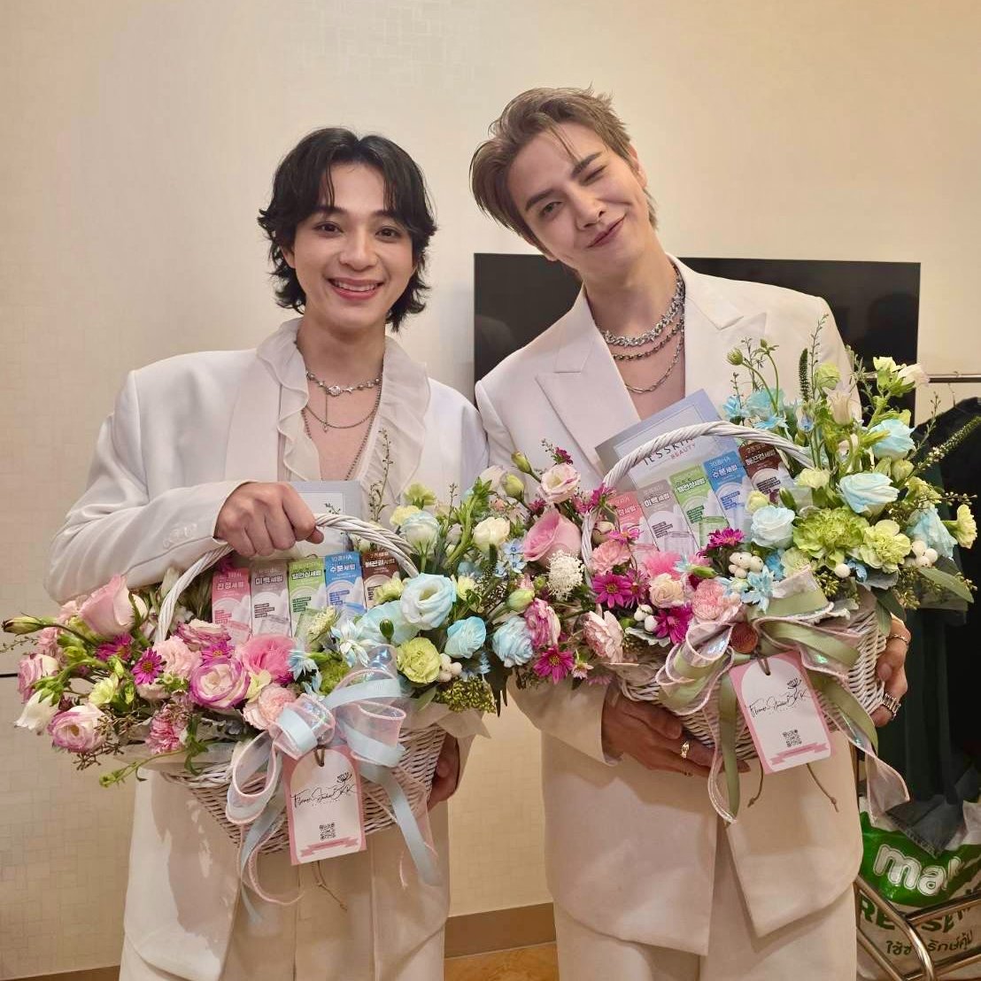 ItsSkinTH's tweet image. ทางแบรนด์ฯ ขอแสดงความยินดีด้วยกับความสำเร็จ🎉 กับแฟนมีตครั้งแรกของ @maxky_rp และ @basjtr เก่งกันมากๆ เลยค่ะ👏👏👏🙂

#MaxkyBas1stFM 
#maxky_rp #บาสเด็กอ้วนที่แท้จริง 
#Maxkybas #6CODE #ITSSKIN