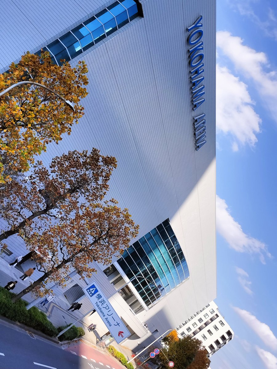 #ANIMAXMUSIX 2025　YOKOHAMA　でした！
センターの後ろの方だなぁとは思っていたけどまさかの一番うしろのど真ん中。ということは目の前がバックステージ！
目の前でアーティストコラボが見られるという！
自分的に椎名へきるさんのGraduaterはヤバい✨世代すぎる😭
折りまくるスタッフサイコーです👏