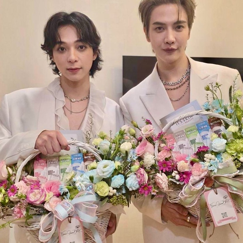 ItsSkinTH's tweet image. ทางแบรนด์ฯ ขอแสดงความยินดีด้วยกับความสำเร็จ🎉 กับแฟนมีตครั้งแรกของ @maxky_rp และ @basjtr เก่งกันมากๆ เลยค่ะ👏👏👏🙂

#MaxkyBas1stFM 
#maxky_rp #บาสเด็กอ้วนที่แท้จริง 
#Maxkybas #6CODE #ITSSKIN