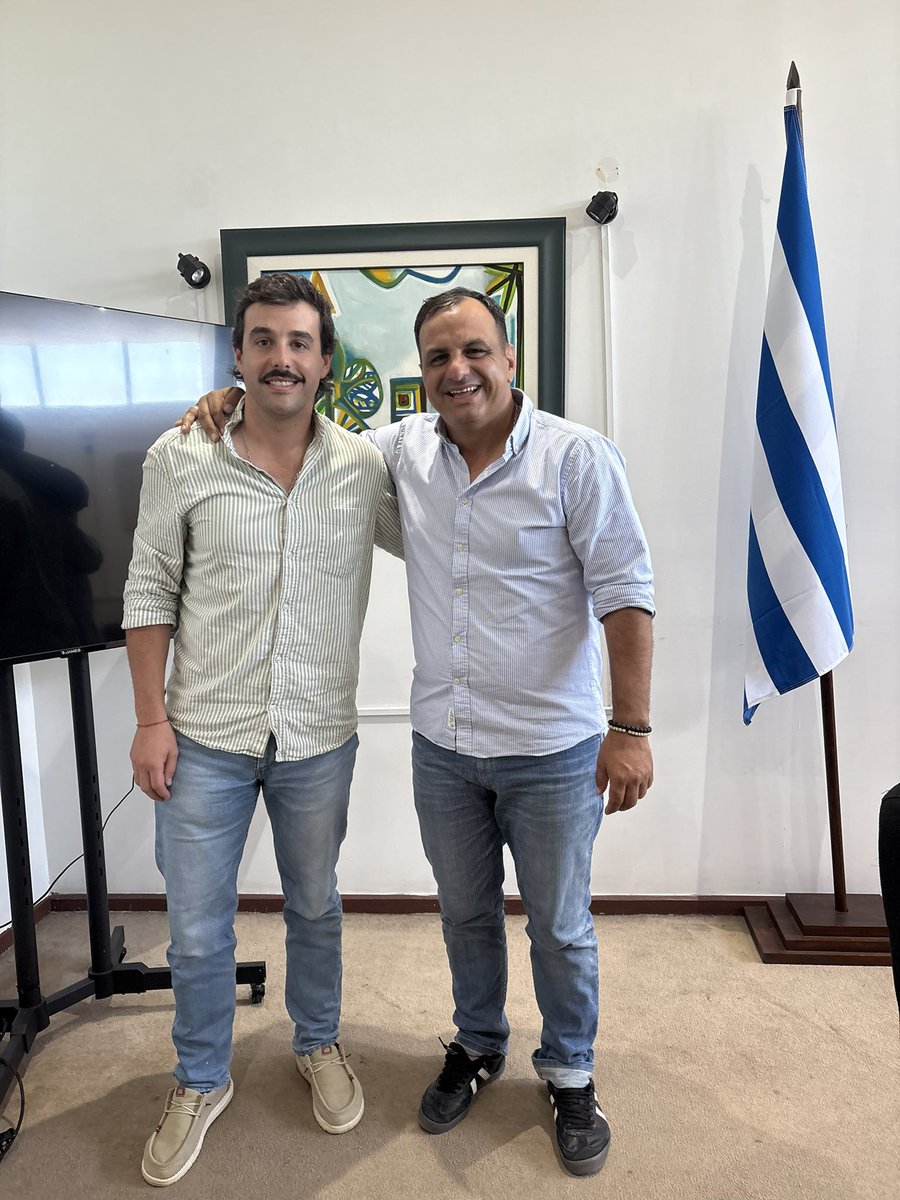📍Melo 

Nos reunimos con Christian Morel, intendente de Cerro Largo, para conversar y coordinar muchos temas en común. Ahora a HACER !