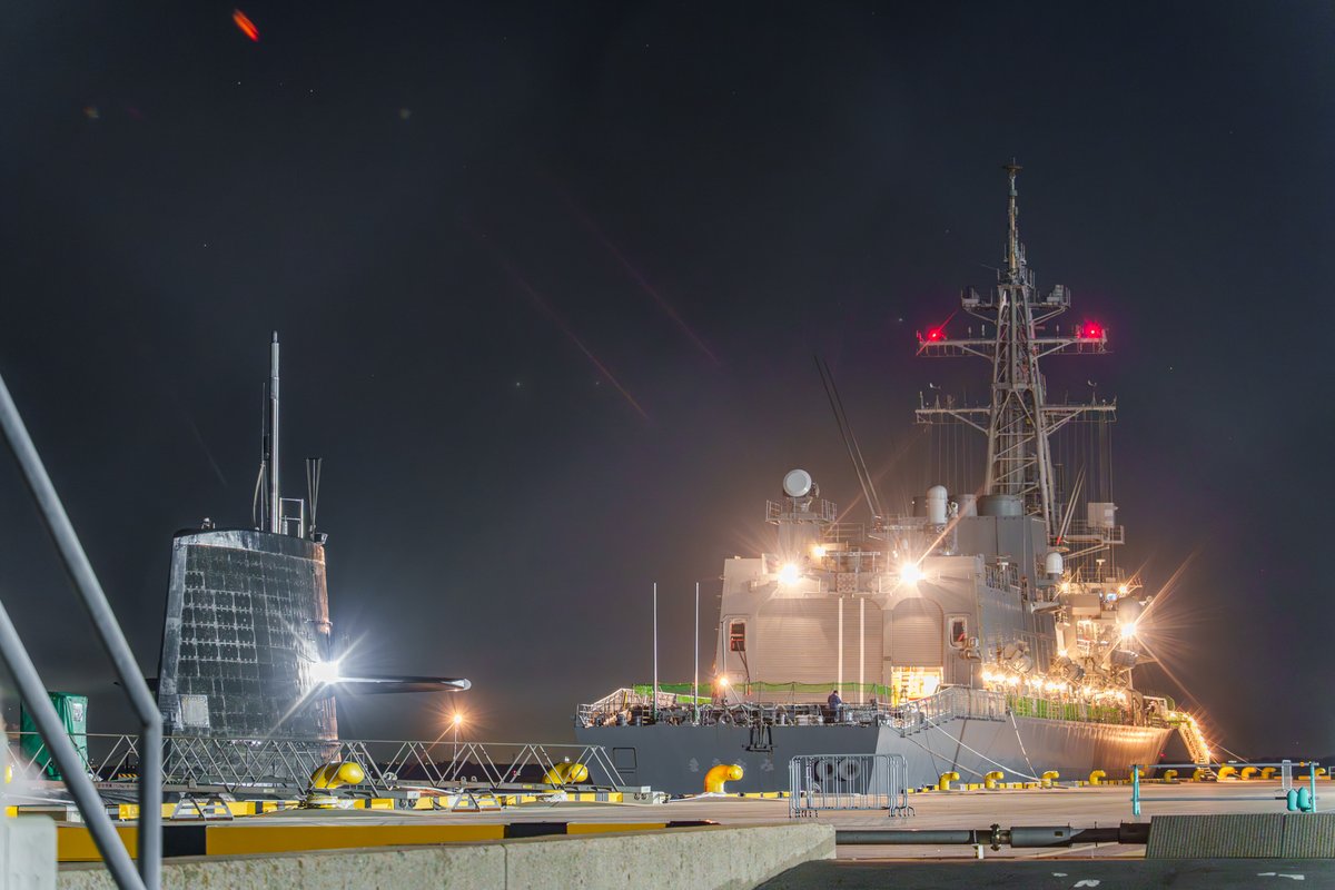 jtakage's tweet photo. 今日は自衛隊フェスで、護衛艦「まきなみ」と潜水艦「うんりゅう」が寄港。 日中仕事だったんで、もういないだろうなと思いつつ仕事終わりに港へ向かったらまだいた（喜） https://t.co/Yy47n991kB