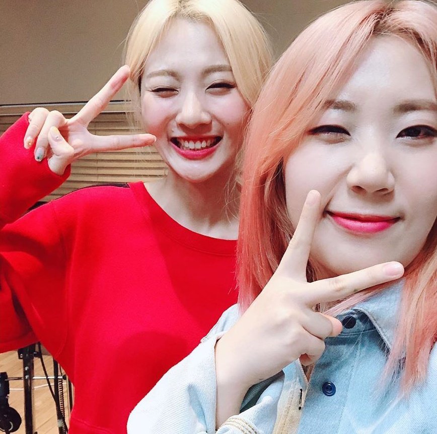 clovergraph's tweet image. Tal vez sea demasiado temprano para estar listas para la #𝚋rikkaᰍ𝔓ar𝕥y but we don't care! Porque aquí ya llegó la #𝐶𝚑ristmasꕀseaso͞n y no hay tiempo que perder para celebrar, claro que nosotras andamos bien felices y en modo mariah carey para cantar #𝚑eartʼৎs𝚑akǝ͞𝕣 🎄.