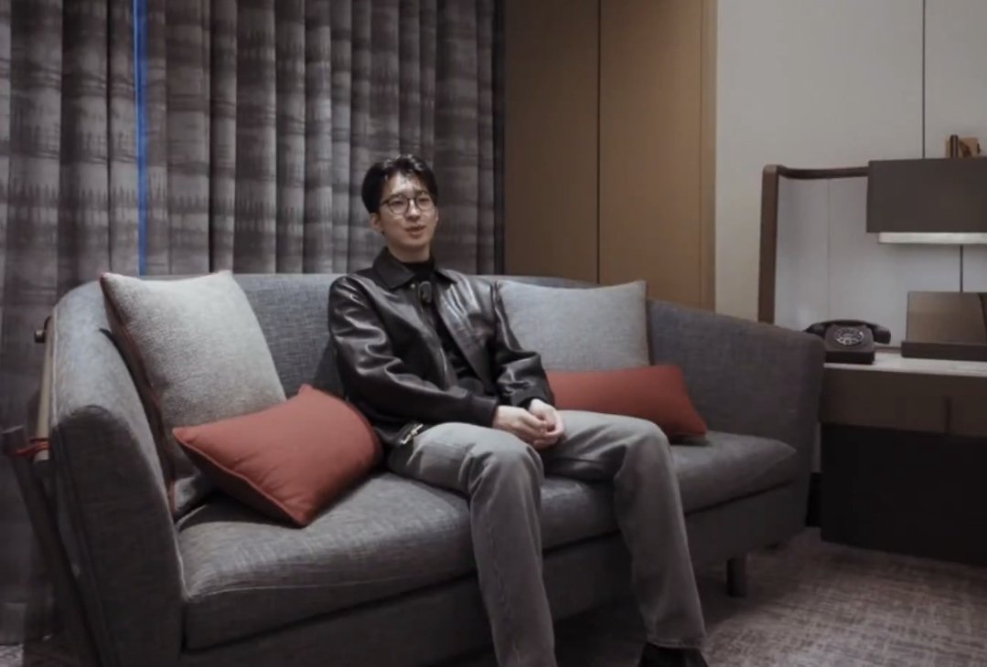 idc if its just a leather jacket. this is one of wonwoo's best looks to date