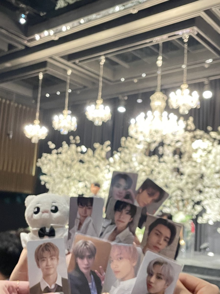 kimy0uth's tweet photo. 트친들 결혼식 몇번째인지 모르겠어요 이상하다.. 신랑이 내가 알던 그이들이 아닌데..... ¿ https://t.co/VxVet9NC7i