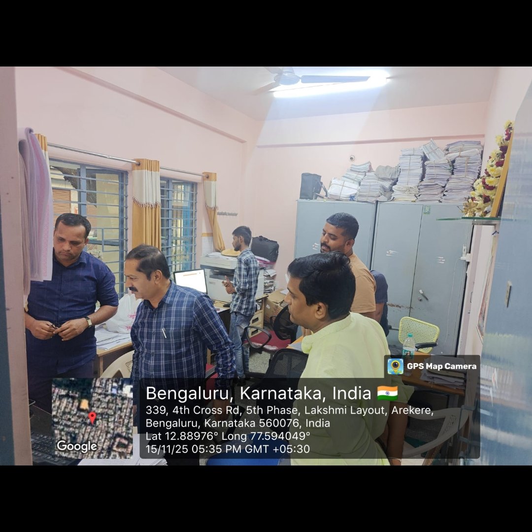 comm_blr_south's tweet photo. Sri Sathish Babu, Joint Commissioner (Bommanahalli zone) inspected ARO Arakere office and verified mapping of 2002 voter's list to 2025 Electoral Roll and other Election related works, today.
 #bengalurusouthcitycorporation #GreaterBengaluruAuthority #Arakere #inspection https://t.co/NK264X2C4L