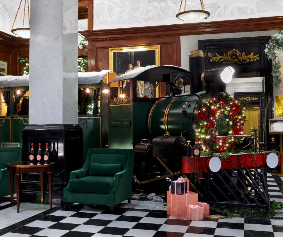 Manca meno di un mese a Natale… e l’atmosfera delle feste è già in viaggio.
Tra luci scintillanti e dettagli d’altri tempi, ogni momento è un invito a lasciarsi trasportare dallo spirito natalizio.
Pronti a vivere un treno di emozioni e brindare con Laurent-Perrier 🍾🥂