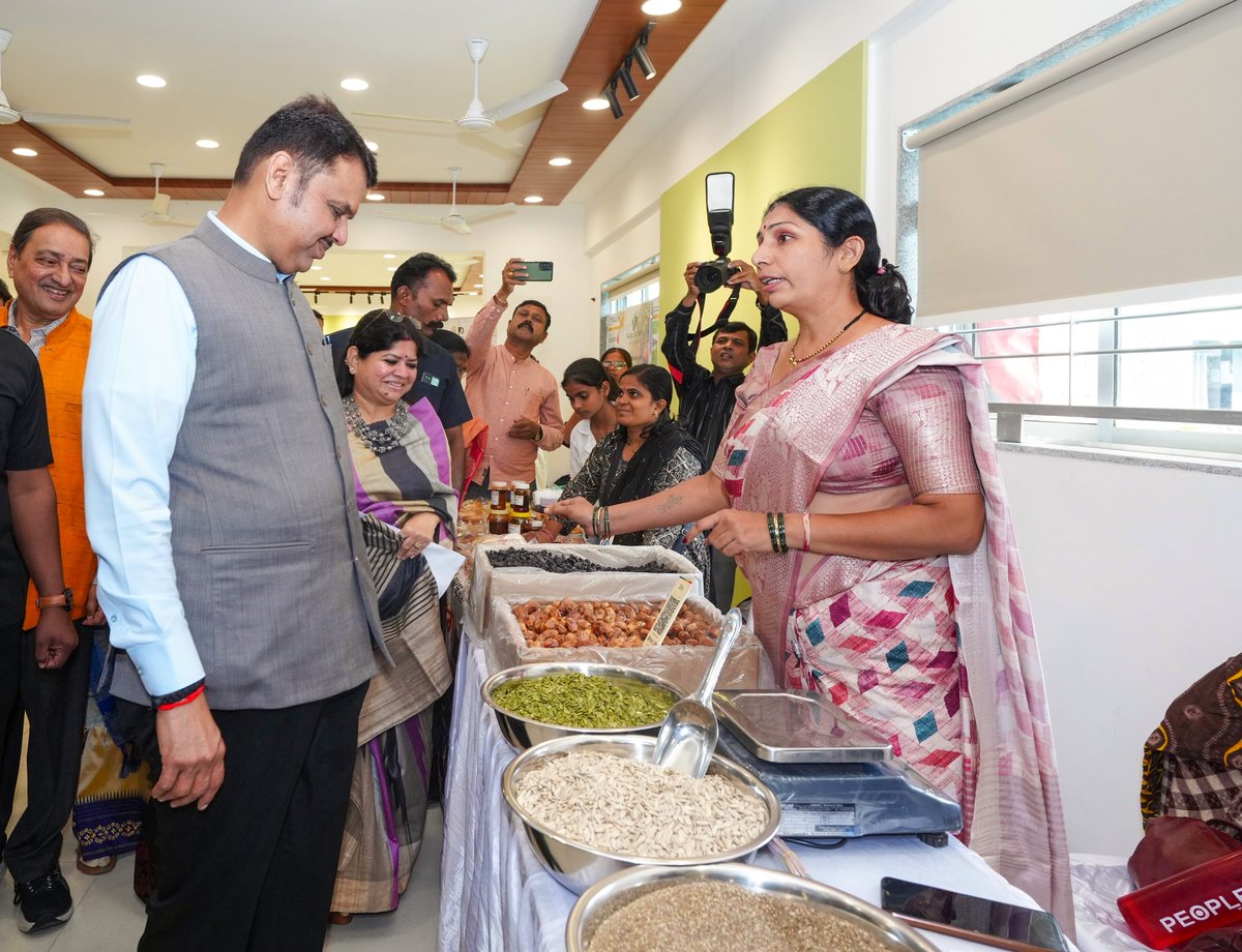 CMOMaharashtra's tweet image. मुख्यमंत्री देवेंद्र फडणवीस यांनी आज नागपूर येथे &apos;श्रीमती अनुसूयाबाई काळे स्मृती सदन&apos; येथील स्टॉलची व पूर्व विदर्भ महिला परिषदेच्या &apos;नोकरी करणाऱ्या महिला व मुलींच्या वसतिगृहा&apos;ची पाहणी केली. 

@Dev_Fadnavis
#Maharashtra #DevendraFadnavis #VidarbhaWomensCouncilHostel