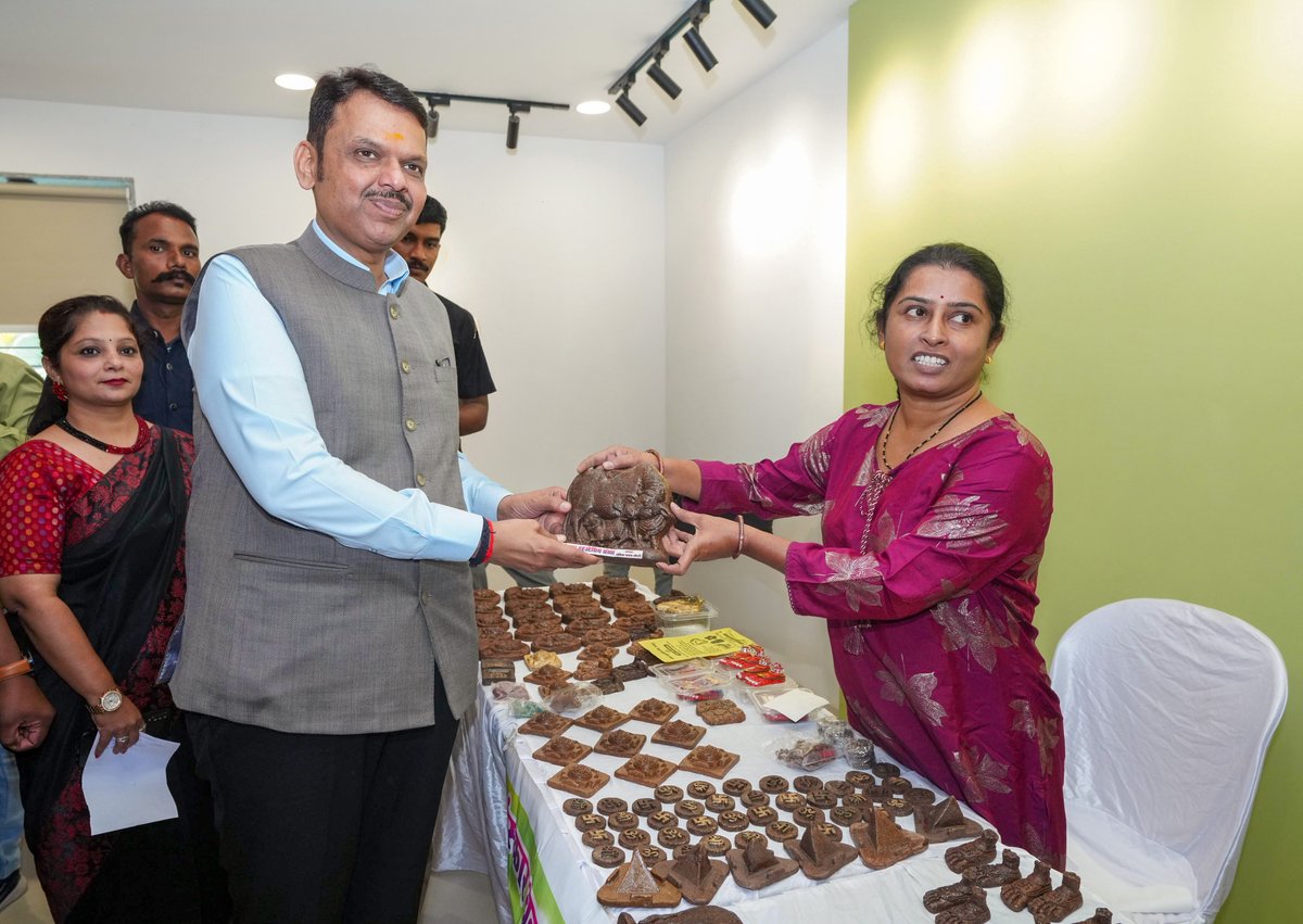 CMOMaharashtra's tweet image. मुख्यमंत्री देवेंद्र फडणवीस यांनी आज नागपूर येथे &apos;श्रीमती अनुसूयाबाई काळे स्मृती सदन&apos; येथील स्टॉलची व पूर्व विदर्भ महिला परिषदेच्या &apos;नोकरी करणाऱ्या महिला व मुलींच्या वसतिगृहा&apos;ची पाहणी केली. 

@Dev_Fadnavis
#Maharashtra #DevendraFadnavis #VidarbhaWomensCouncilHostel