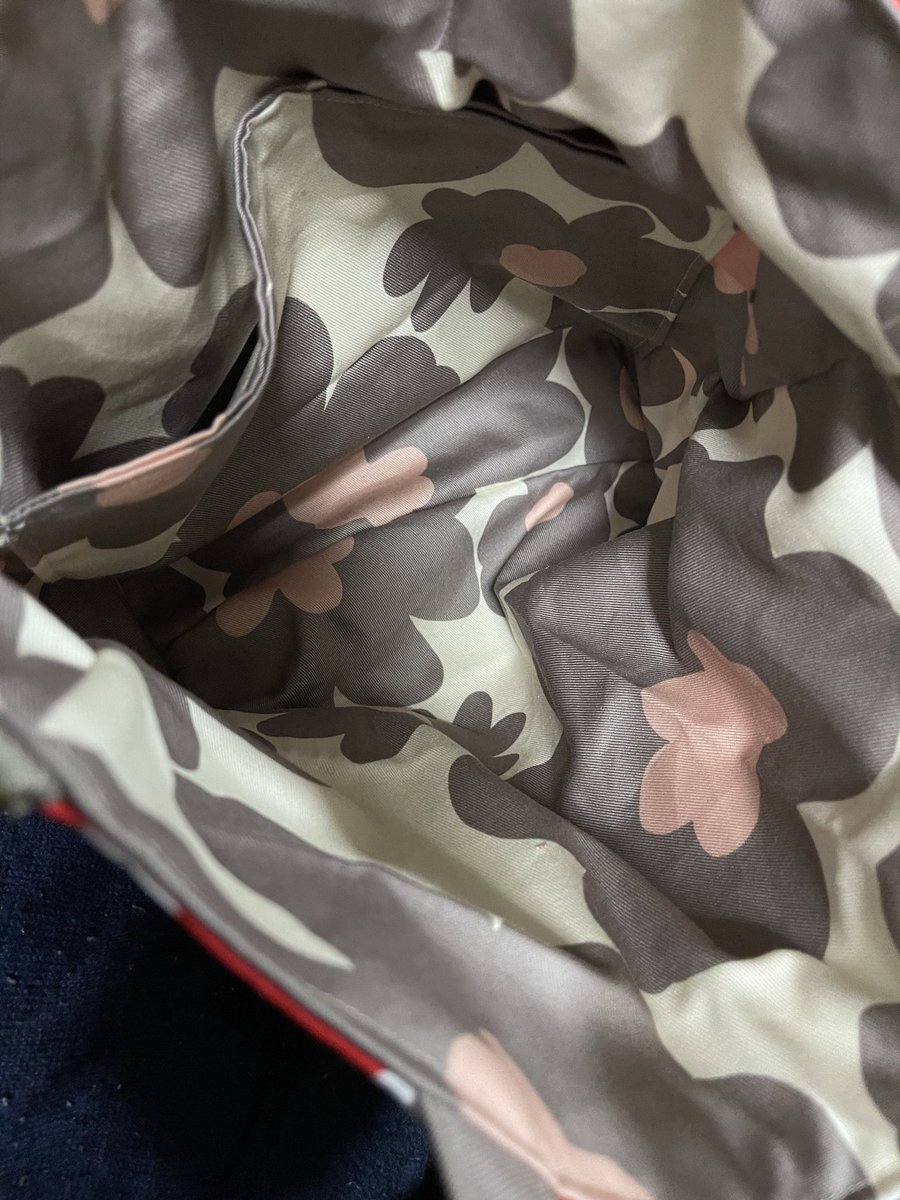 Oxql5c0's tweet image. ご予約品
ミニトート完成です♪
裏生地、ふんわり花柄🌼
ショルダー紐付ければ斜めがけ出来ます🐰

作家さんの
素敵な垂れ耳さん生地です😍