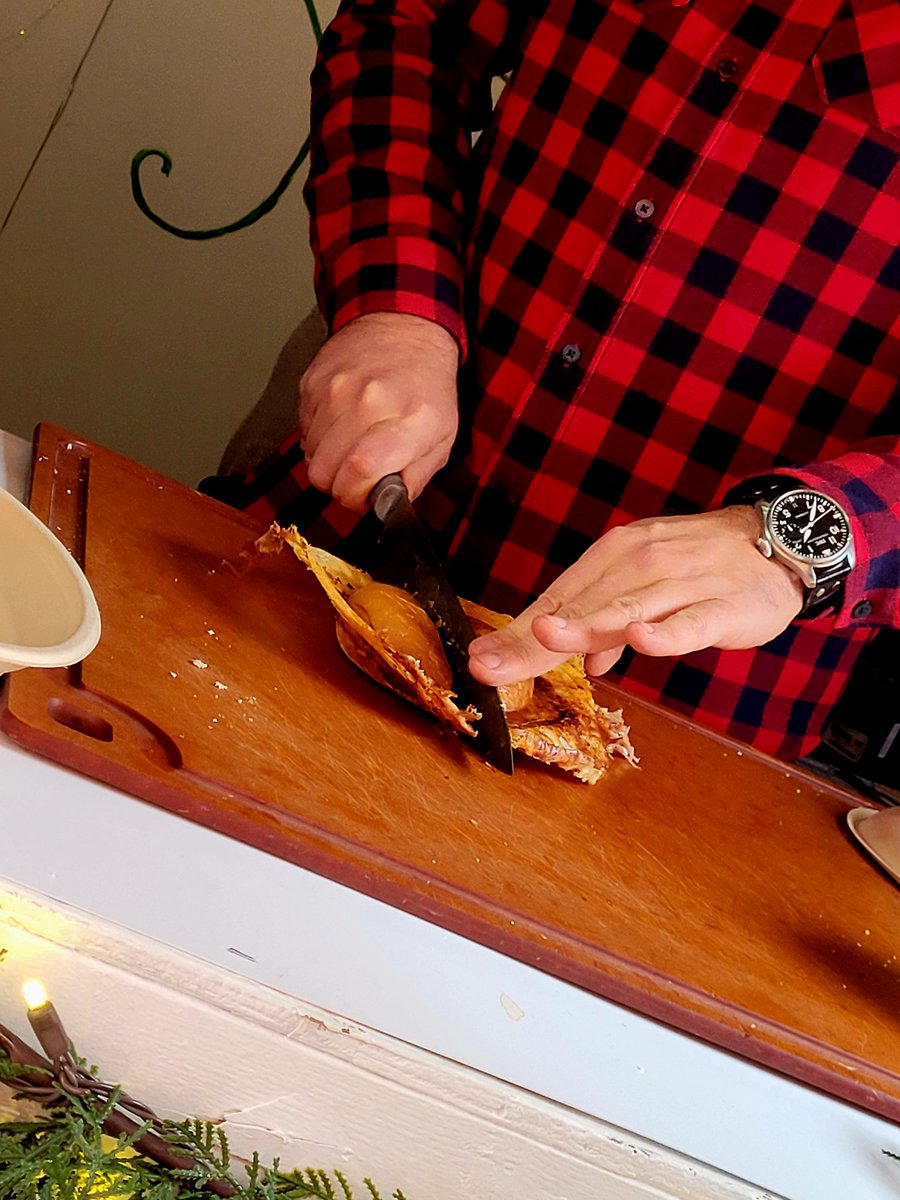 Sandra_Cole44's tweet image. If you&apos;re down at the Distillery Winter Village, remember to check out the Chefs Lane! Here is the incredible, wonderful, the remarkable Chef Claudio with his yummy Christmas Dinner on a Bun! Thank you Chef for the extra cranberry sauce! 😋 #Toronto
@claudioaprile #DistilleryTO