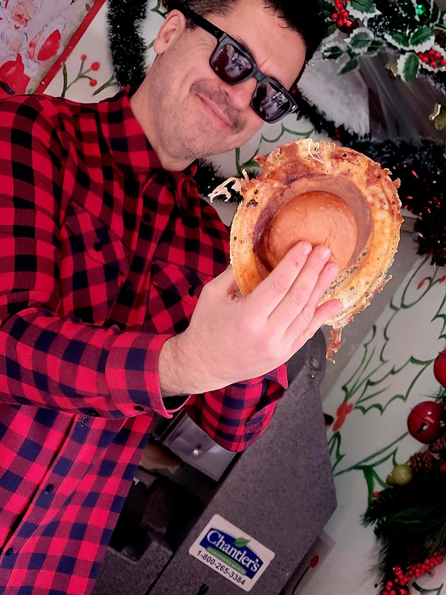 Sandra_Cole44's tweet image. If you&apos;re down at the Distillery Winter Village, remember to check out the Chefs Lane! Here is the incredible, wonderful, the remarkable Chef Claudio with his yummy Christmas Dinner on a Bun! Thank you Chef for the extra cranberry sauce! 😋 #Toronto
@claudioaprile #DistilleryTO