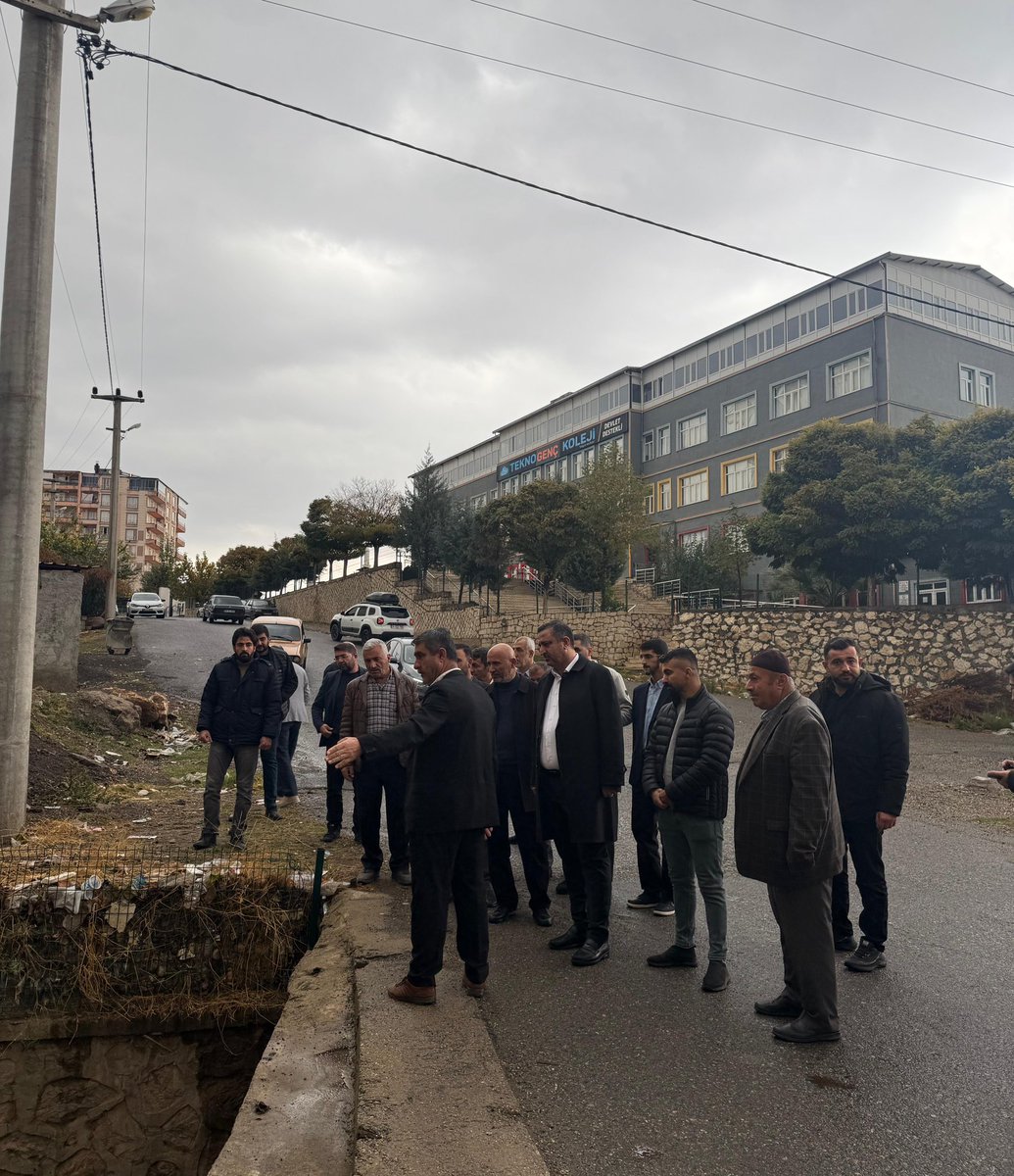 Kozluk’ta halkımız ve esnafımızla bir araya gelerek mahallelerimizin gündemini yakından gördük.

Aşağı ve Yukarı Kozluk’ta esnaf ve halkımızla bir araya gelirken, mahalle muhtarlarımızla da görüşmeler gerçekleştirdik; hem sohbet ettik hem de Kozluk’un ihtiyaçlarını yerinde