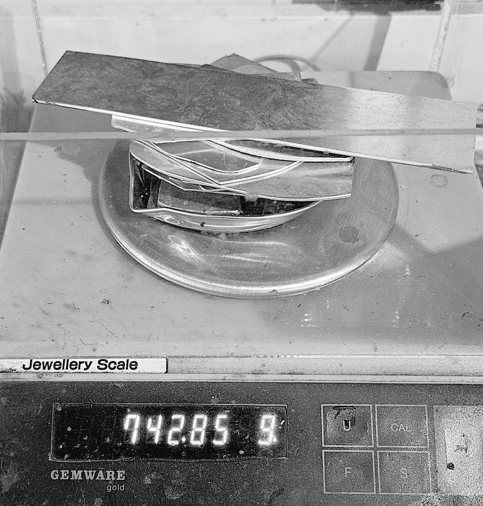 哈囉嗨你好
這是松鼠的925銀板料🐿️
如果我快餓死了就可以賣掉他們再活一個月