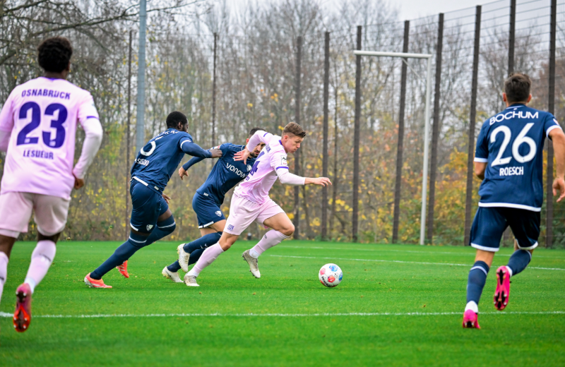 VfL_1899's tweet photo. Im zweiten Testspiel des Wochenendes fuhr der VfL Osnabrück gegen den klassenhöheren VfL Bochum einen 4:1-Auswärtssieg ein. Dabei bewiesen die Lila-Weißen in der zweiten Halbzeit immer wieder ihre Konterqualitäten.
➡️ https://t.co/CmdxPbIToy
#vfl1899 #BOCOSN https://t.co/igSUHQoLOB
