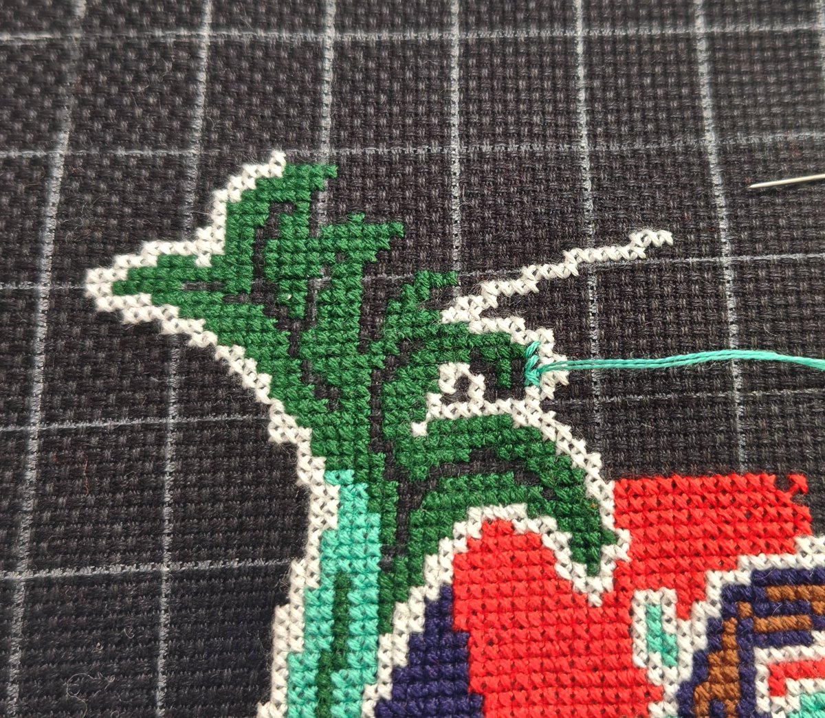 R艦隊章刺繍 進捗29】 今日はライトグリーンの葉っぱを進めました