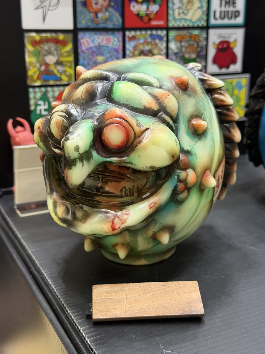 molly_newbie's tweet image. 抽選時間に間に合わずあえなく敗退…
現物のお写真のみ撮らせていただきました

もうめちゃくちゃかっこいい…

冷静に考えれば土曜日のみなんだから
先こっちだよなぁ😭

#デザフェス
#デザフェス62
#ソフビ