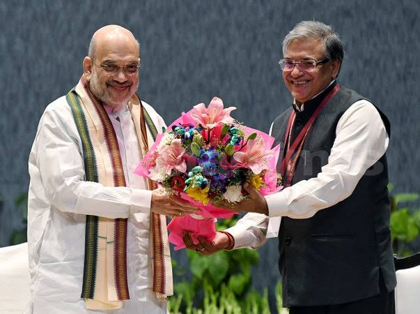 देश में आज जो कुछ भी हो रहा है, उसे समझने के लिए सिर्फ एक नाम याद रखिए:  ज्ञानेश कुमार।

जिस व्यक्ति को मुख्य चुनाव आयुक्त (CEC) बनाने के लिए इतिहास में पहली बार चयन समिति से भारत के मुख्य न्यायाधीश (CJI) को हटाया गया,

क्या उससे कभी निष्पक्ष चुनावों की उम्मीद की जा सकती है?

ये