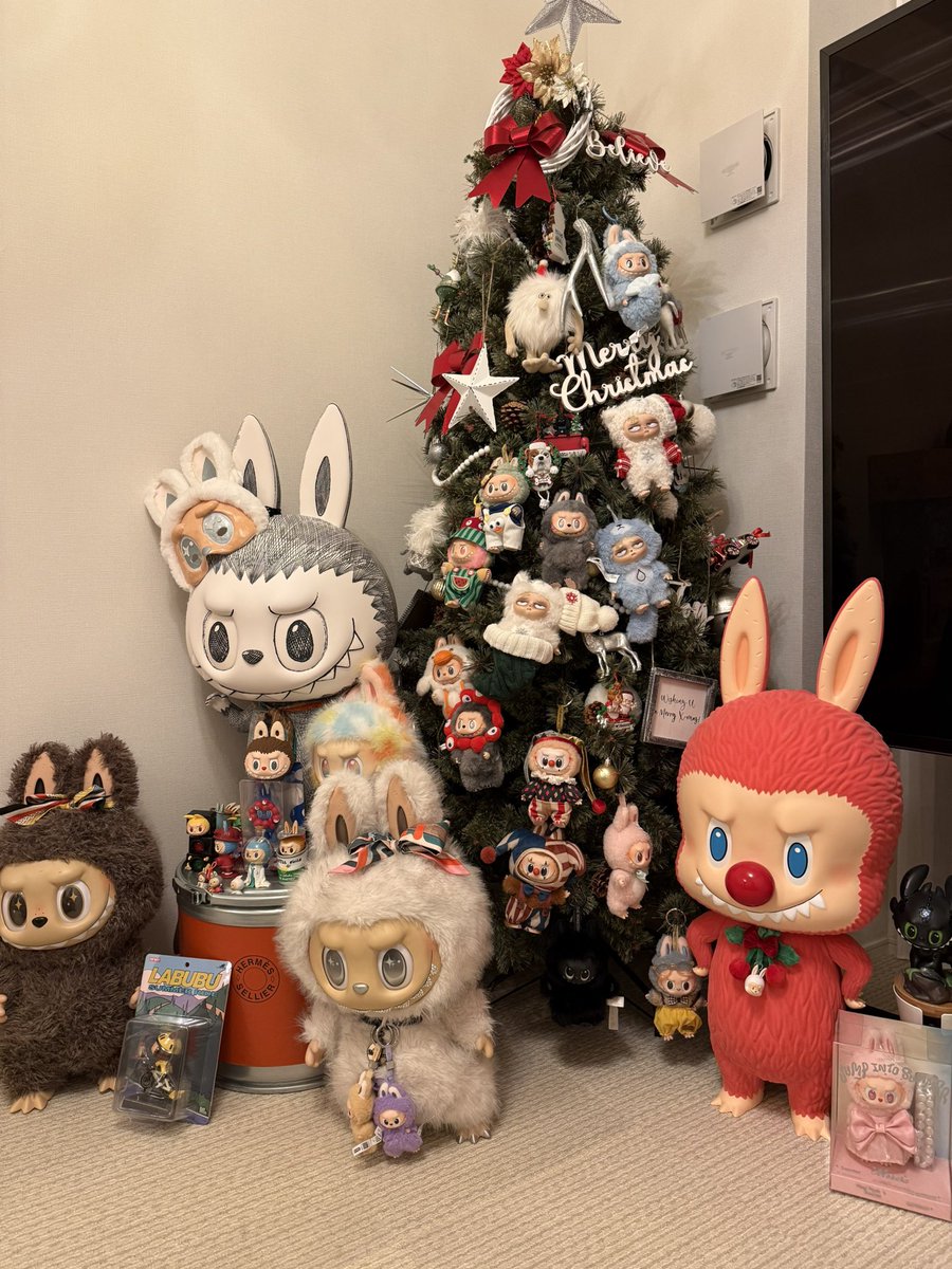 chowchow77777's tweet image. 何か🤣🤣 凄い事になってる🤣 
これじゃサンタさん🎅 プレゼント🎁置けないですよね！？😆❤️🥰  
#POPMART大好き 
#クリスマスツリー
#ラブブ