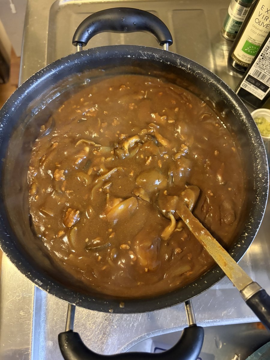 tomuni46's tweet photo. 設楽家のカレーを作ってみた
熟カレーが無かったのでジャワカレーで代替
とんでもなくうまい https://t.co/xNJt7x3LpI