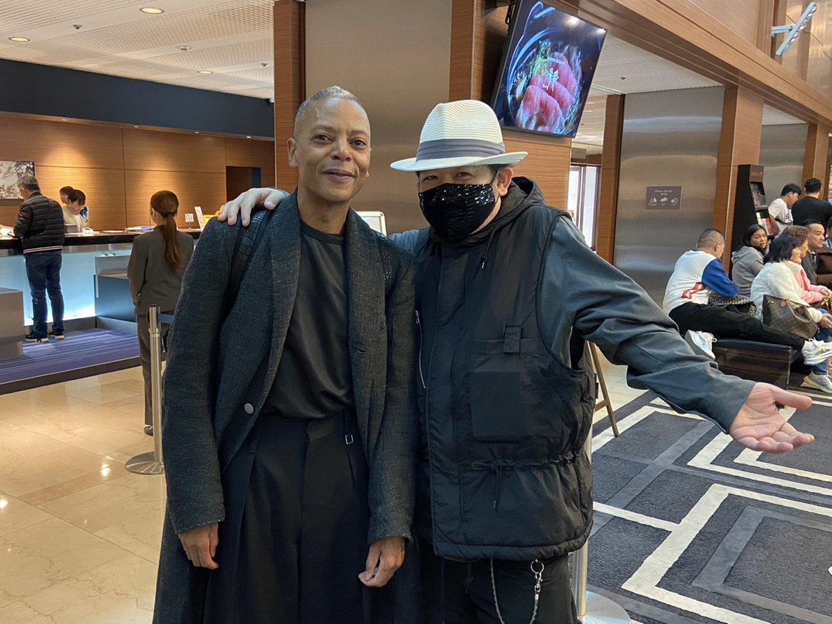 DOMMUNE's tweet image. 【昨日 @DOMMUNE は心斎橋PARCO5周年のベアーズ配信をしていたのですが奇遇にも @DJJeffMills 先生と同じホテルに宿泊しており,廊下で万全な打ち合わせ完了w!今夜25:00-絶対観手ね〜▶︎dommune.com】11/15/土25:00-26:30 @LIQUIDROOM+@DJJeffMills「JEFF MILLS live at Liquid Room2025」