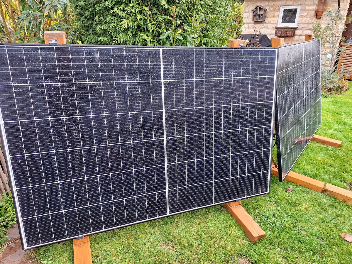 TwisterSatire's tweet image. Für die Wintermonate:

2 Module
1 Hoymiles HMS-800W
Kanthölzer Reste von industriellen Einwegpaletten mit Übermaß

x.com/TwisterSatire/…

#pvbuddies #Balkonsolar