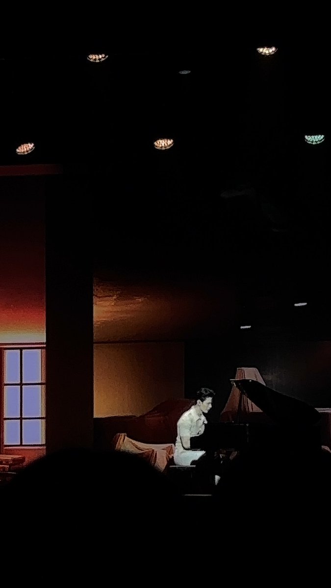 คนนึงเล่นเปียโนจากอเมริกา อีกคนเล่นอยู่ที่บ้านในไทย

มึง
#ShineBKKFanCon