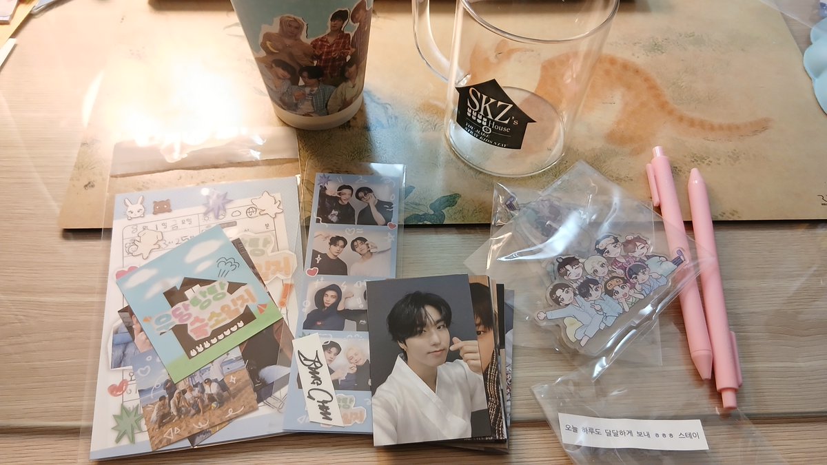 #오늘도_평화롭게_일지작성
<a href="/SKZ_house325/">우당탕탕 슼소일지</a> 

어쩌다보니 첫날부터 가게 된 3라차 카페, 럭드로 컵이랑 아크릴 스탠드 두 개(^^) 얻어가서 기쁘고요 디피 열심히 하신 티가 나서 구경하느라 또 한참 있다 갔습니다~ 다들 꼭 포츈쿠키 먹고 슼즈들 메세지 얻으시길~