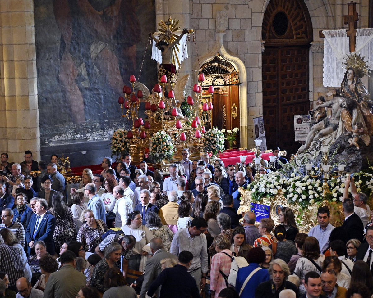 Ballesta_Murcia's tweet image. La Catedral de Murcia ha acogido la Eucaristía Jubilar presidida por Mons. José Manuel Lorca, congregando a los murcianos en torno a su fe y a su tradición.

De 14:00 a 16:00 h, los tronos permanecerán expuestos para su visita desde la plaza de la Cruz, ofreciendo a todos la…