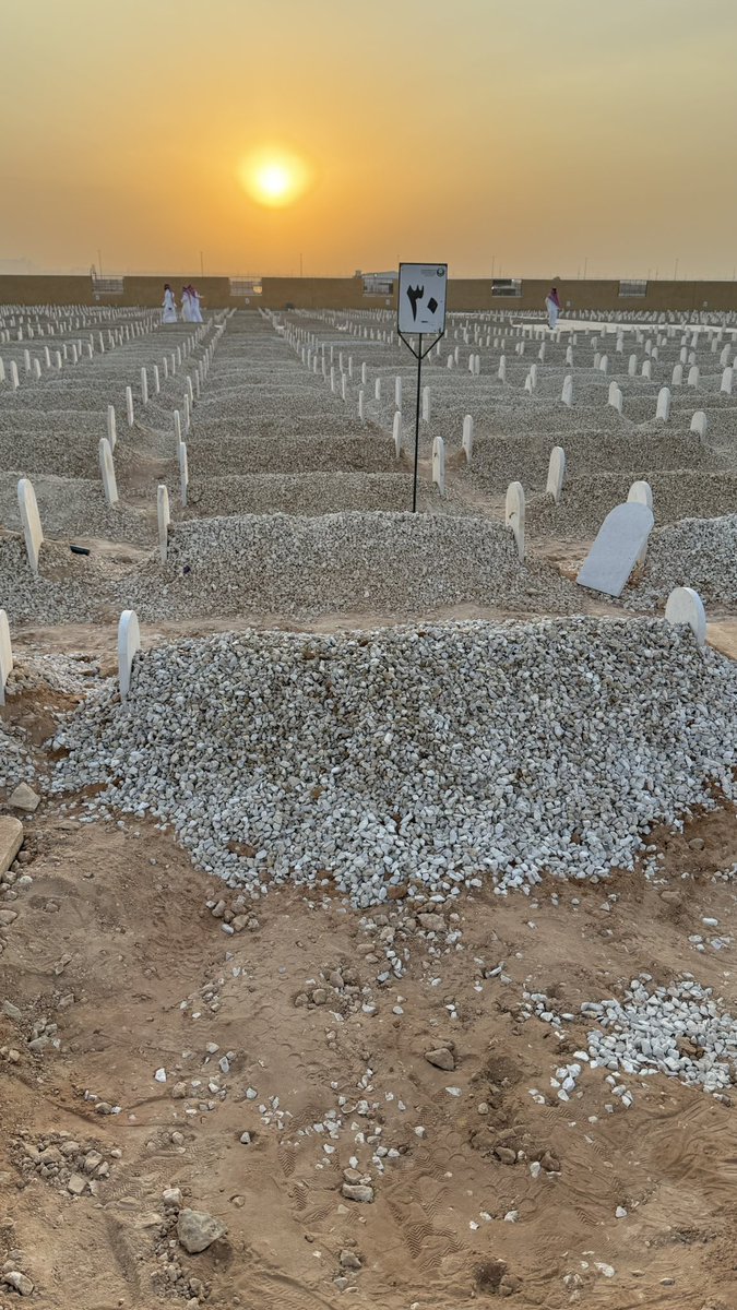 اللهم إنها الليلة الاولى في قبره اللهم ثبته عند السؤال، وهون عليه ليلته وآنس وحشته و وسع مدخله، واجعل اول ليلة له بالقبر خير لياليه، اللهم إنه ضيفك فأكرمه بكرمك وعفوك وجنتك ورضاك.