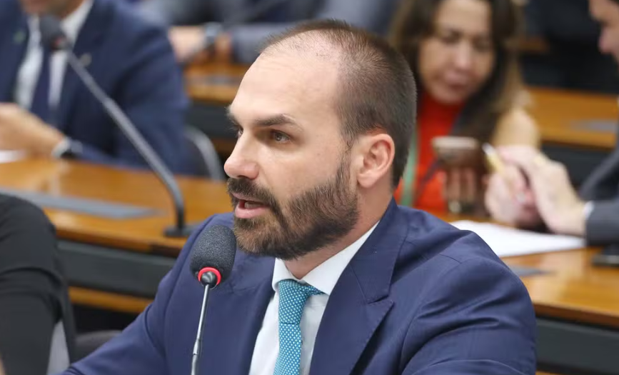 g1's tweet photo. Por unanimidade, STF decide tornar Eduardo Bolsonaro réu por tentar coagir STF sobre julgamento do pai https://t.co/ljxAbxewui #g1 https://t.co/P9lo2QxqU1