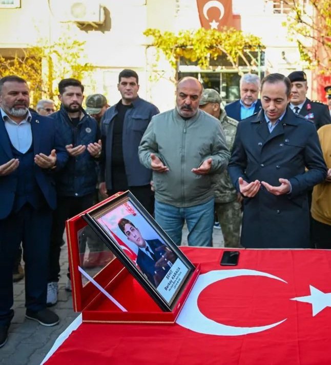 Şehidimiz Hava Uçak Bakım Astsubay Üstçavuş Berkay Karaca ve kahraman silah arkadaşlarının ruhlarına ithafen şehidimizin baba ocağında okutulan mevlid-i şerife katılarak, aziz şehidimizi ve kahraman silah arkadaşlarını rahmet ve dularla yad ettik.
Mekanları cennet olsun.