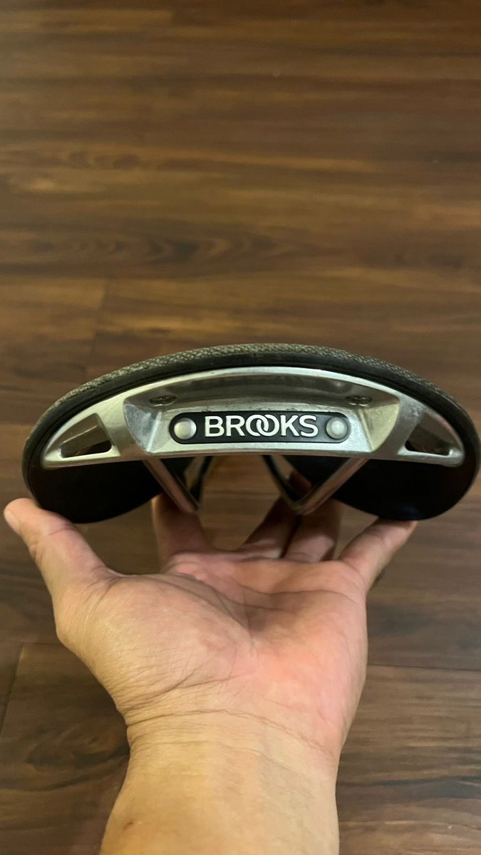 Walkinghuman1's tweet photo. WTS !! 
Saddle BROOKS B17 made in england 900nego dan free ongkir 🤫

#fnfjb https://t.co/NM5pkBICjj