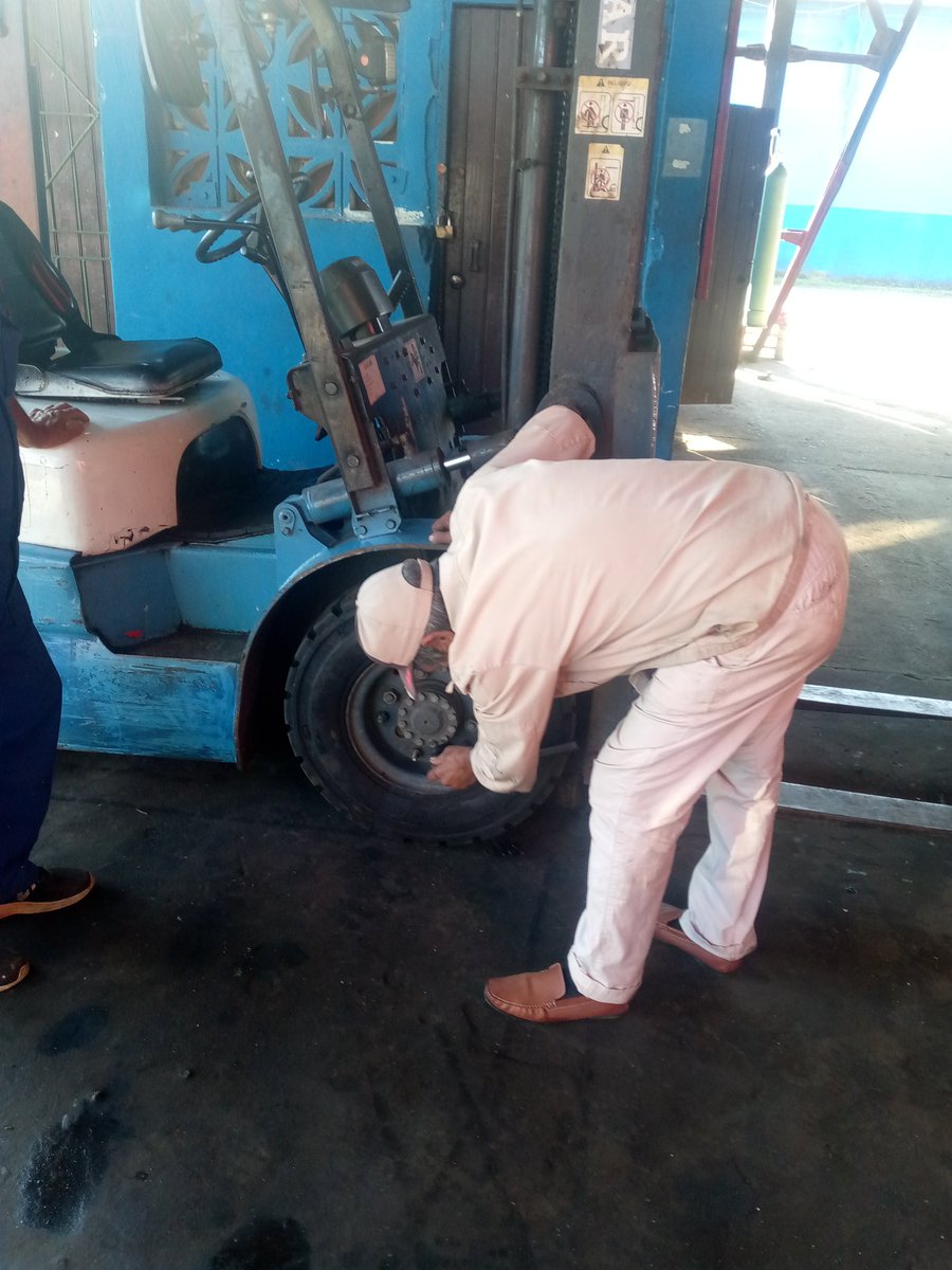 YoanSH1982's tweet photo. El equipo de transporte de la ECV la Conchita dando respuesta desde temprano a las roturas que se presentan #AgroalimPorCuba https://t.co/aUBWNYmk14