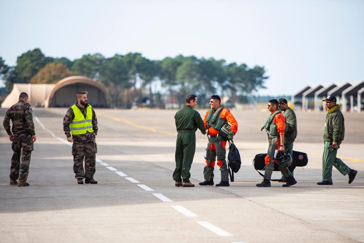 CEM_AAE's tweet photo. हमारे यहाँ आपका स्वागत है 
Bienvenue chez nous.
L’exercice #Garuda25 débute à Mont-de-Marsan : Rafale 🇫🇷 et Su-30 🇮🇳 s’entraînent ensemble à des missions de haute intensité. 
Une coopération stratégique qui renforce chaque jour notre partenariat aérospatial. ✈️🤝 @IAF_MCC https://t.co/DyASLbuteK