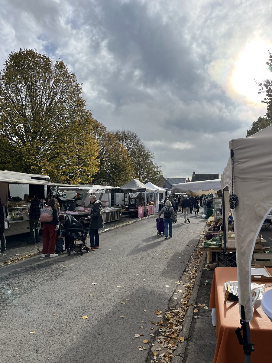 Petit café sur le marché de #Caen entre amis, la belle vie ! ☕️