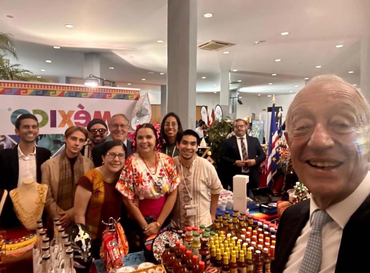 EmbaMexPor's tweet image. En el primer día del Bazar Diplomático, el Presidente Marcelo Rebelo de Sousa visitó el stand de México y conversó con el Emb. @BrunoBFigueroa 🇲🇽 ofrece artesanías, productos mexicanos, tequila y mezcal. Visítanos mañana 15 nov. de 11 a 19 hrs 
📍Centro de Convenciones de Lisboa