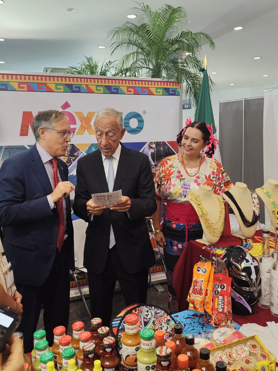 EmbaMexPor's tweet image. En el primer día del Bazar Diplomático, el Presidente Marcelo Rebelo de Sousa visitó el stand de México y conversó con el Emb. @BrunoBFigueroa 🇲🇽 ofrece artesanías, productos mexicanos, tequila y mezcal. Visítanos mañana 15 nov. de 11 a 19 hrs 
📍Centro de Convenciones de Lisboa